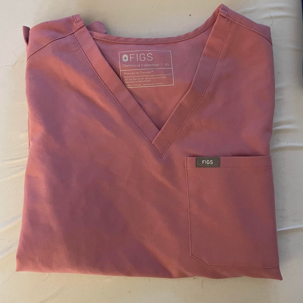 Figs Catarina One-Pocket Scrub Top in Chalk Pink